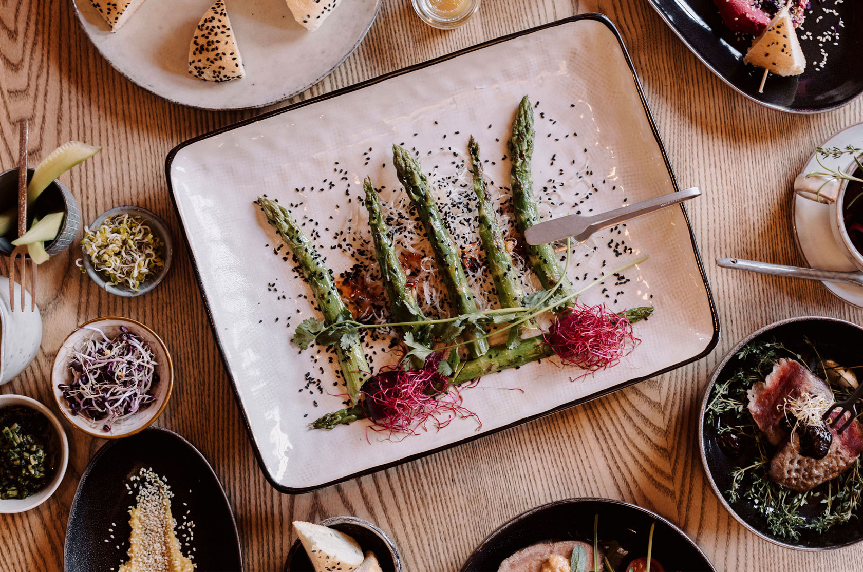 grüner spargel mit diversen exotischen beilagen
