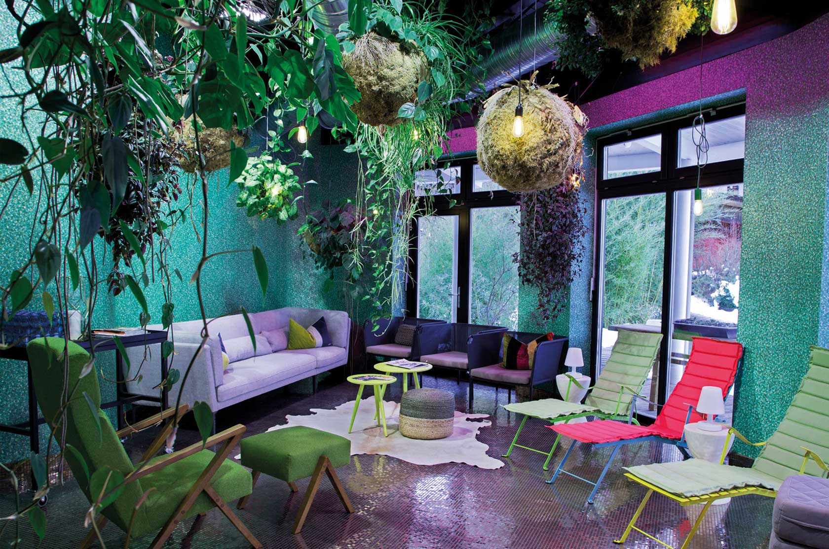 wellness spa anlage mit terasse und liegefläche